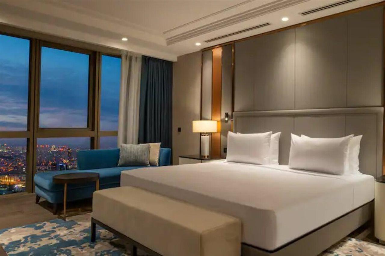 Hilton Mall Of Istanbul Exteriör bild A bedroom at the hotel