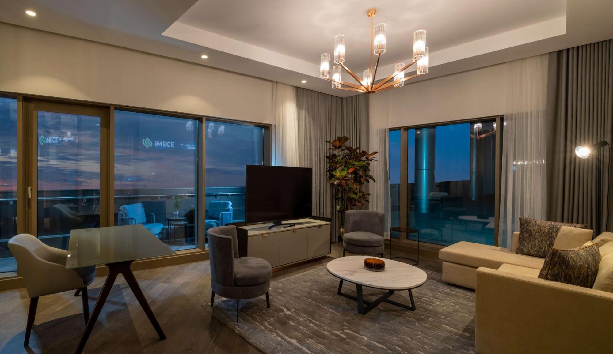 Hilton Mall Of Istanbul Exteriör bild A living room in a suite at the Ritz-Carlton, DIFC